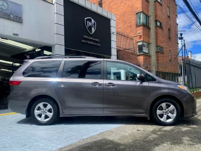 Toyota Sienna LE