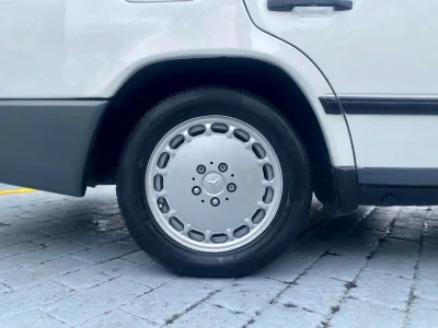 Mercedes Benz 230E