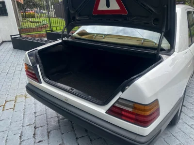Mercedes Benz 230E